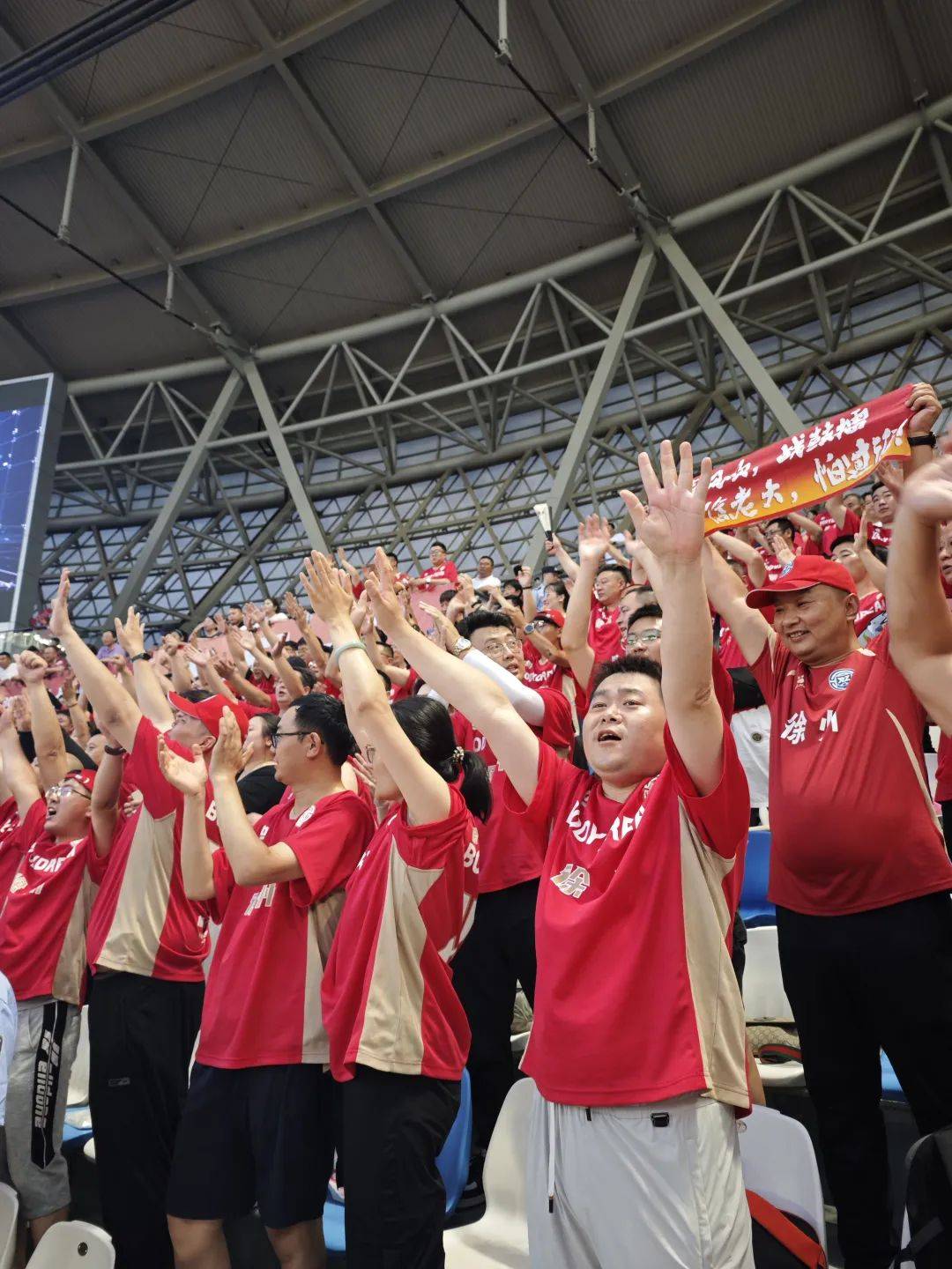 比赛现场气氛热烈,球迷声势浩大 比赛现场气氛热烈,球迷声势浩大