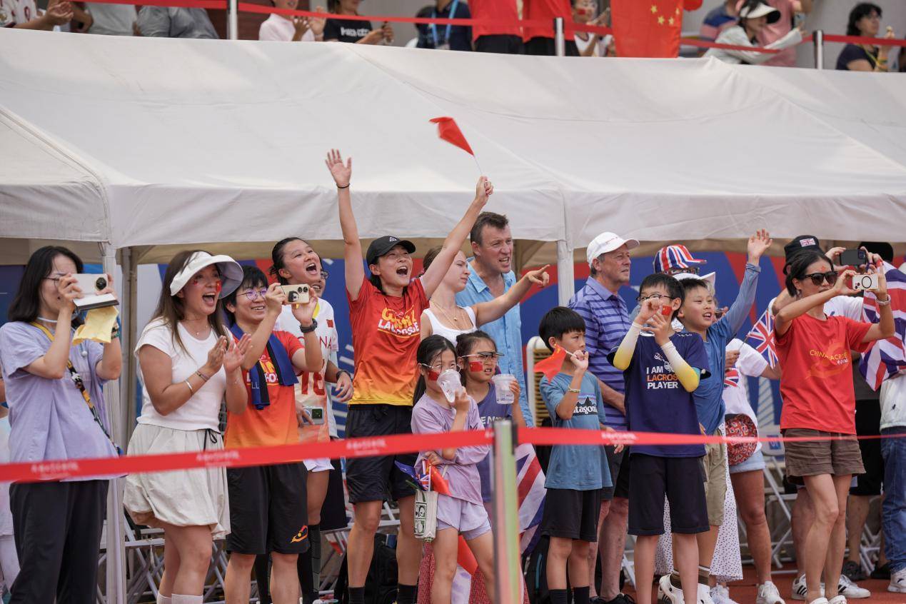 比赛现场气氛热烈,球迷声势浩大 比赛现场气氛热烈,球迷声势浩大