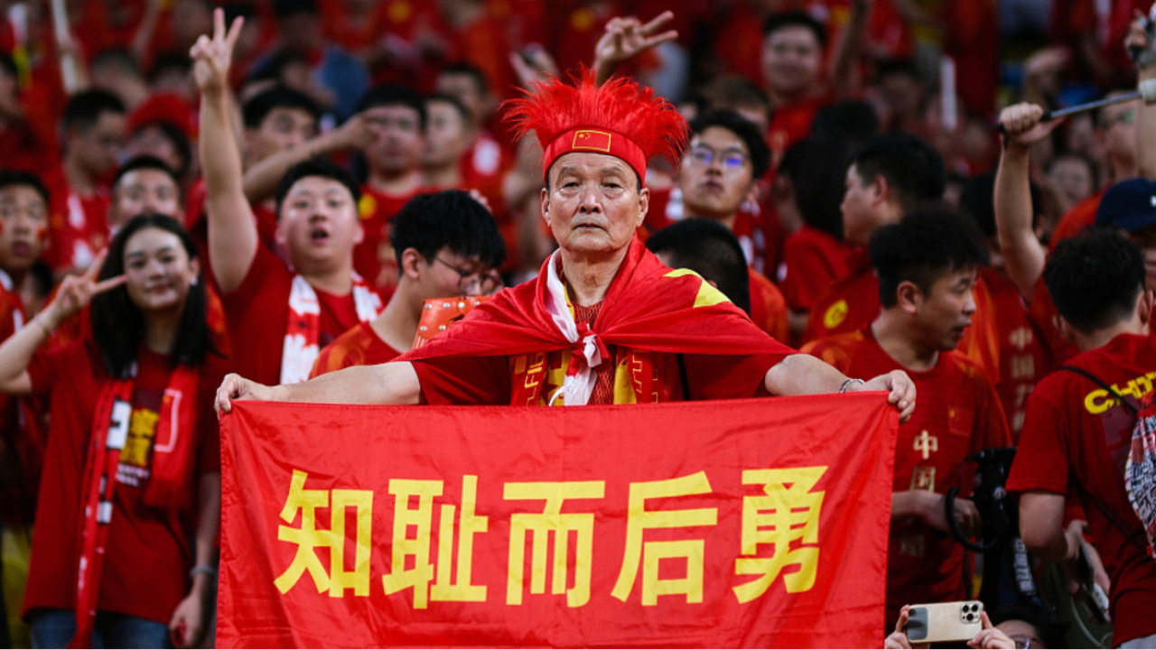 九游APP-包含球迷疯狂庆祝胜利，球场一片歌声的词条