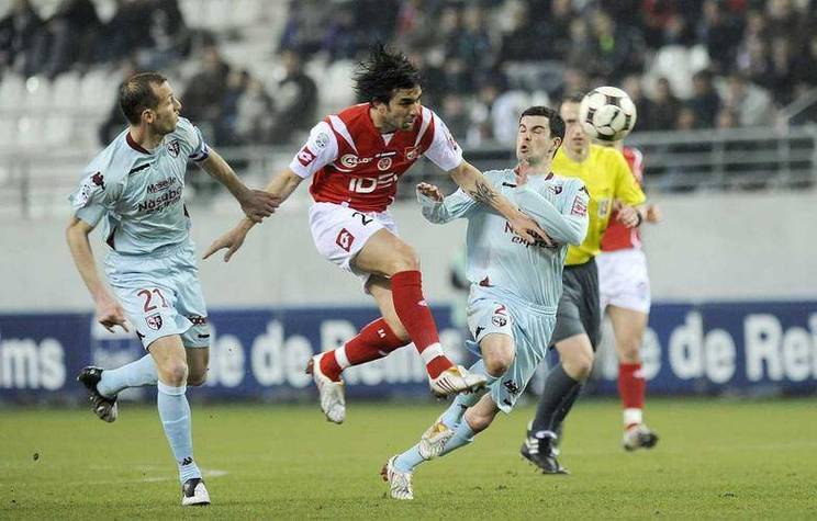 包含蒙彼利埃主场险胜尼斯，保持胜利势头的词条