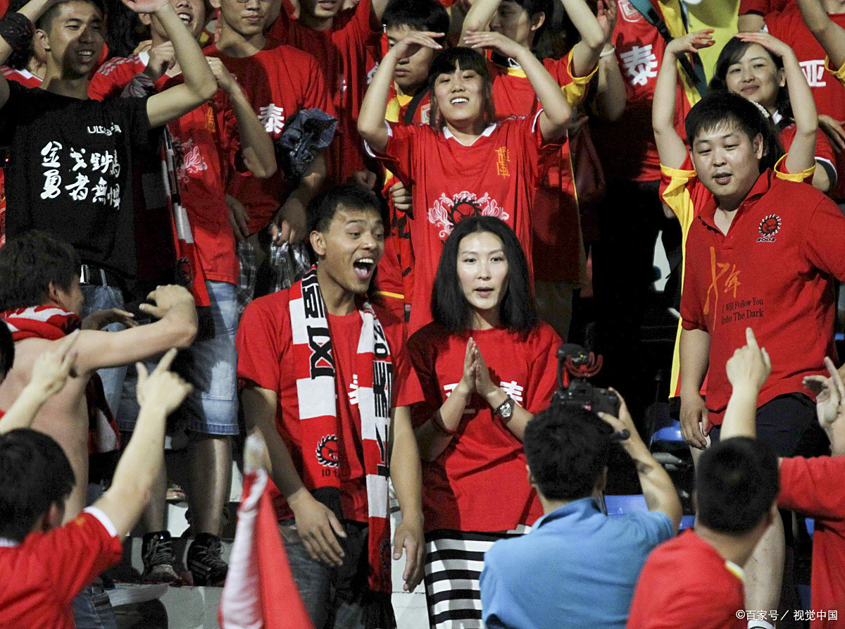 多特蒙德球迷热情呐喊为球队打气