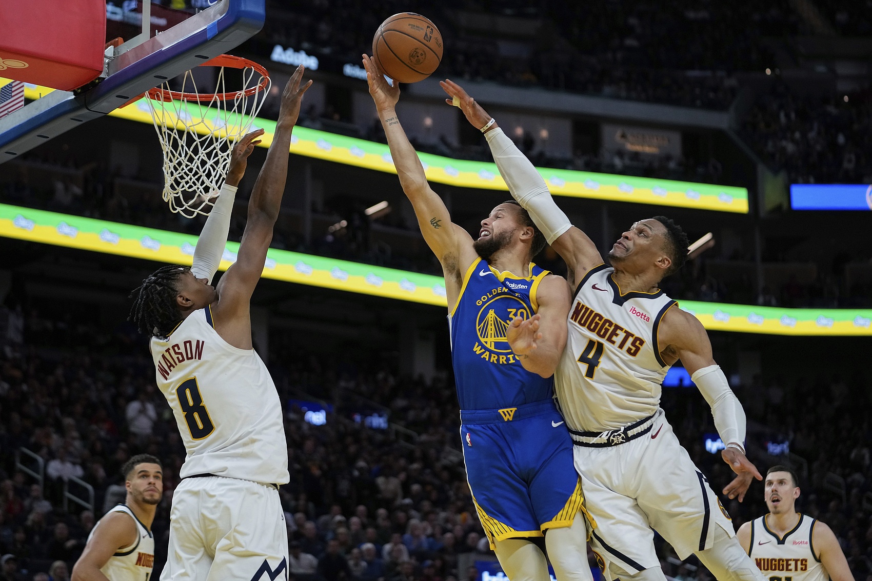 北京队翻盘湖人,东契奇带队取胜 北京队翻盘湖人,东契奇带队取胜