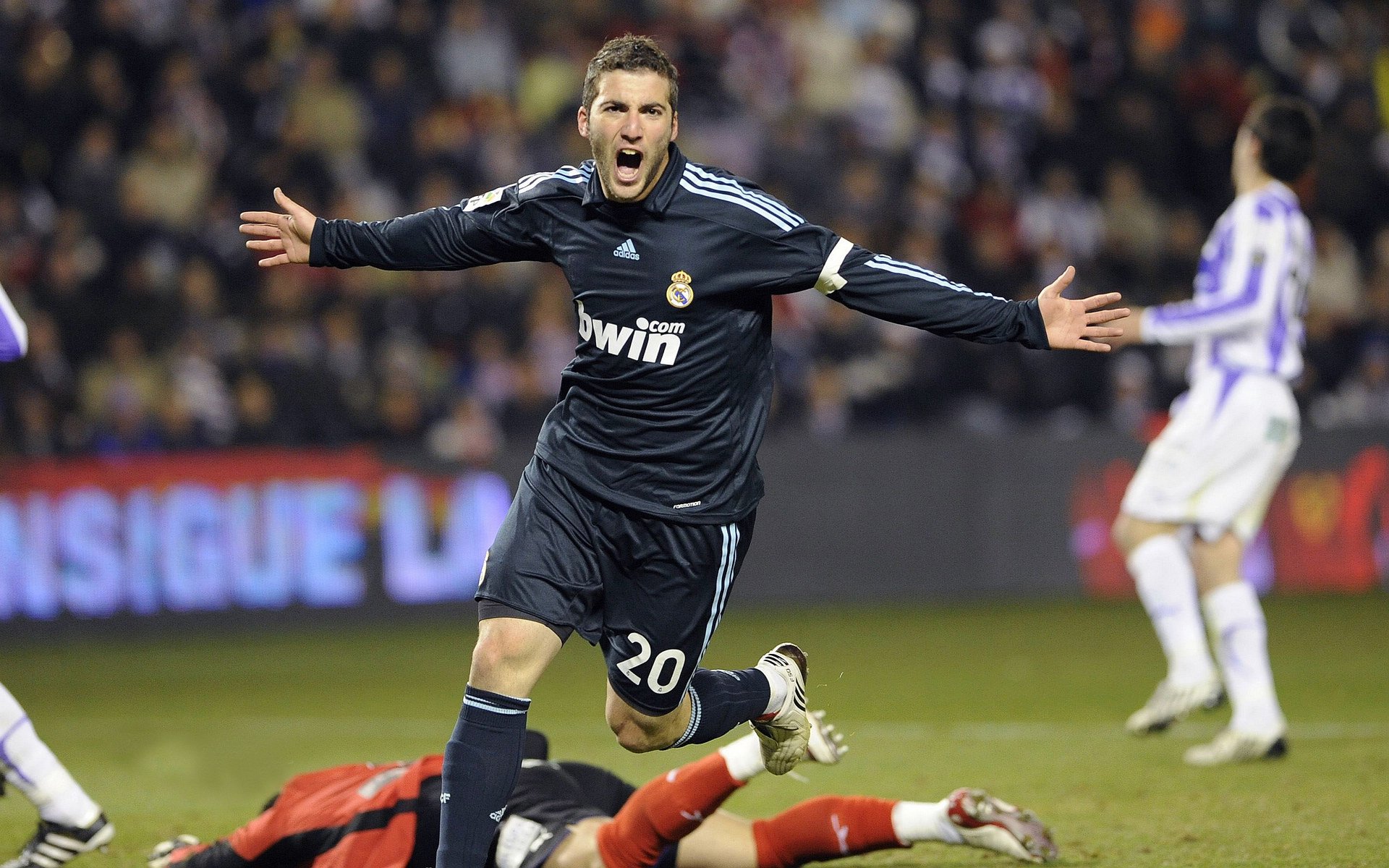 橙衣终章与新王加冕,拜仁终结荷兰血脉,伊萨克在2026接管未来